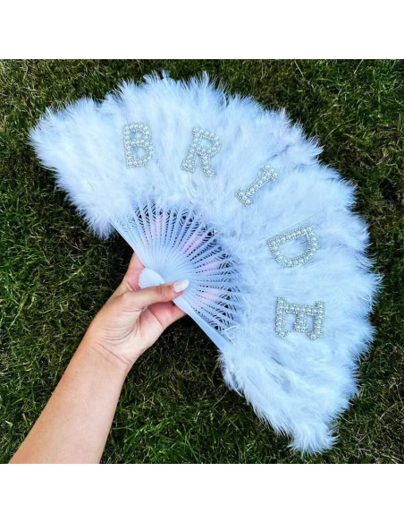 Éventail de Plumes BRIDE – L’Accessoire Glamour pour la Future Mariée