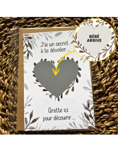 Carte à gratter “Bébé arrive” design feuillage – Annonce de grossesse élégante avec enveloppe kraft