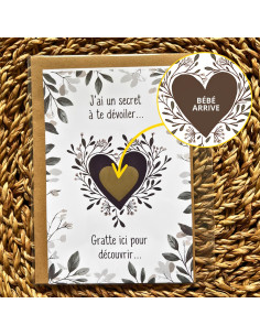 Carte à gratter “Bébé arrive” cœur doré – Annonce de grossesse chic avec enveloppe kraft