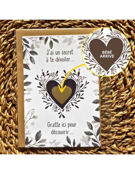 Carte à gratter “Bébé arrive” cœur doré – Annonce de grossesse chic avec enveloppe kraft