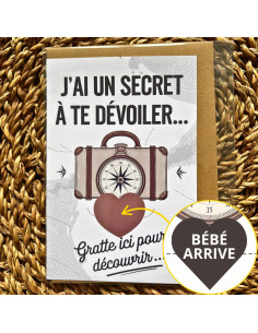 Carte à gratter “Bébé arrive” valise et boussole – Annonce de grossesse originale avec enveloppe kraft