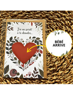 Carte à gratter “Bébé arrive” cœur rouge – Annonce de grossesse nature et chaleureuse avec enveloppe kraft