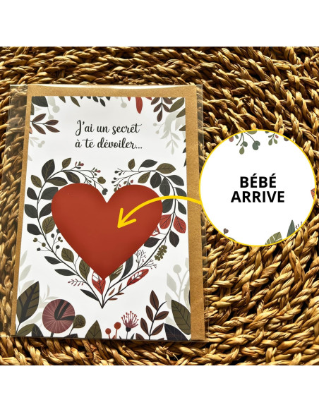 Carte à gratter “Bébé arrive” cœur rouge – Annonce de grossesse nature et chaleureuse avec enveloppe kraft