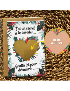 Carte à gratter “Bébé arrive” tropicale – Annonce de grossesse exotique et colorée avec enveloppe kraft
