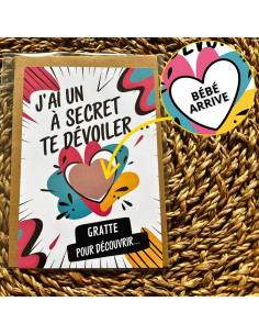 Carte à gratter “Bébé arrive” pop art – Annonce de grossesse colorée et fun avec enveloppe kraft