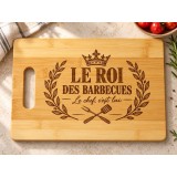 Planche bambou gravée – Le roi des barbecues — en cuisine