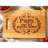 Planche bambou gravée – Papy, chef des grandes tablées — en cuisine