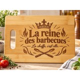 Planche bambou gravée – La reine des barbecues — en cuisine