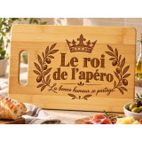 Planche bambou gravée – Le roi de l’apéro — en cuisine