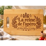 Planche bambou gravée – La reine de l’apéro — en cuisine