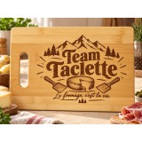 Planche bambou gravée – Team raclette — en cuisine