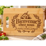 Planche bambou gravée – Bienvenue chez nous — en cuisine