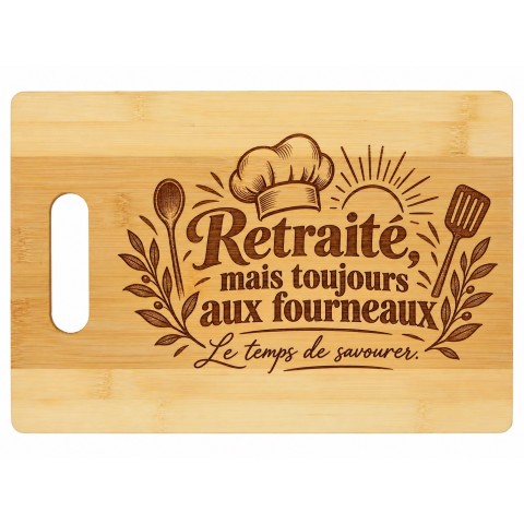 Planche bambou gravée – Retraité, mais toujours aux fourneaux