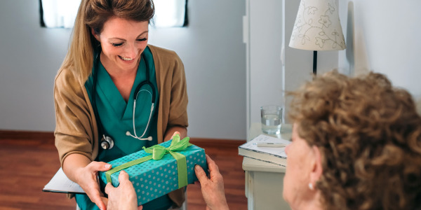 Peut-on offrir un cadeau à son médecin ? Les règles et considérations à connaître