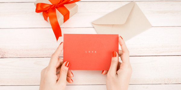 Comment faire une pochette cadeau : le guide pour des emballages originaux