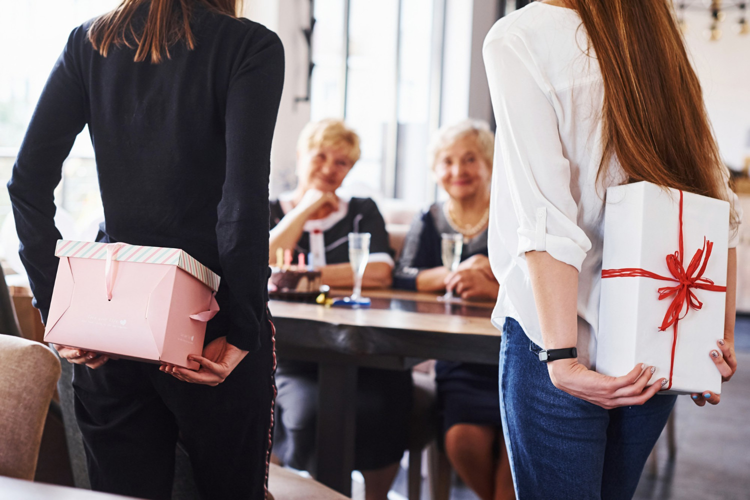 Doit-on apporter un cadeau pour une inauguration ? Guide complet et idées originales