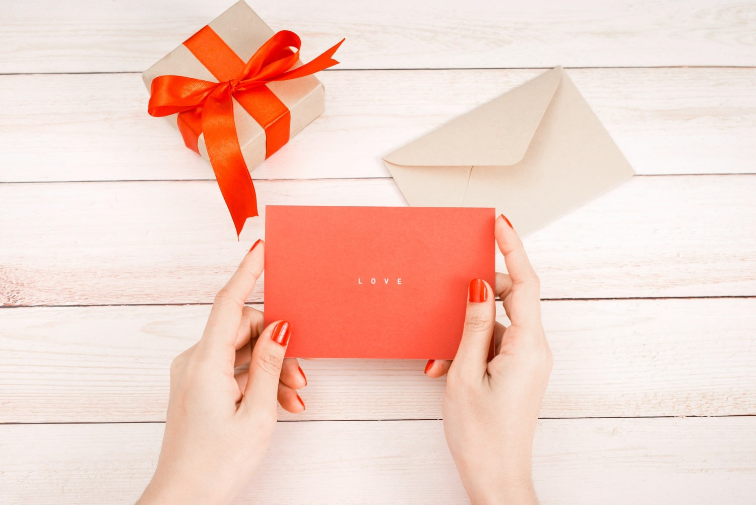 Comment faire une pochette cadeau : le guide pour des emballages originaux